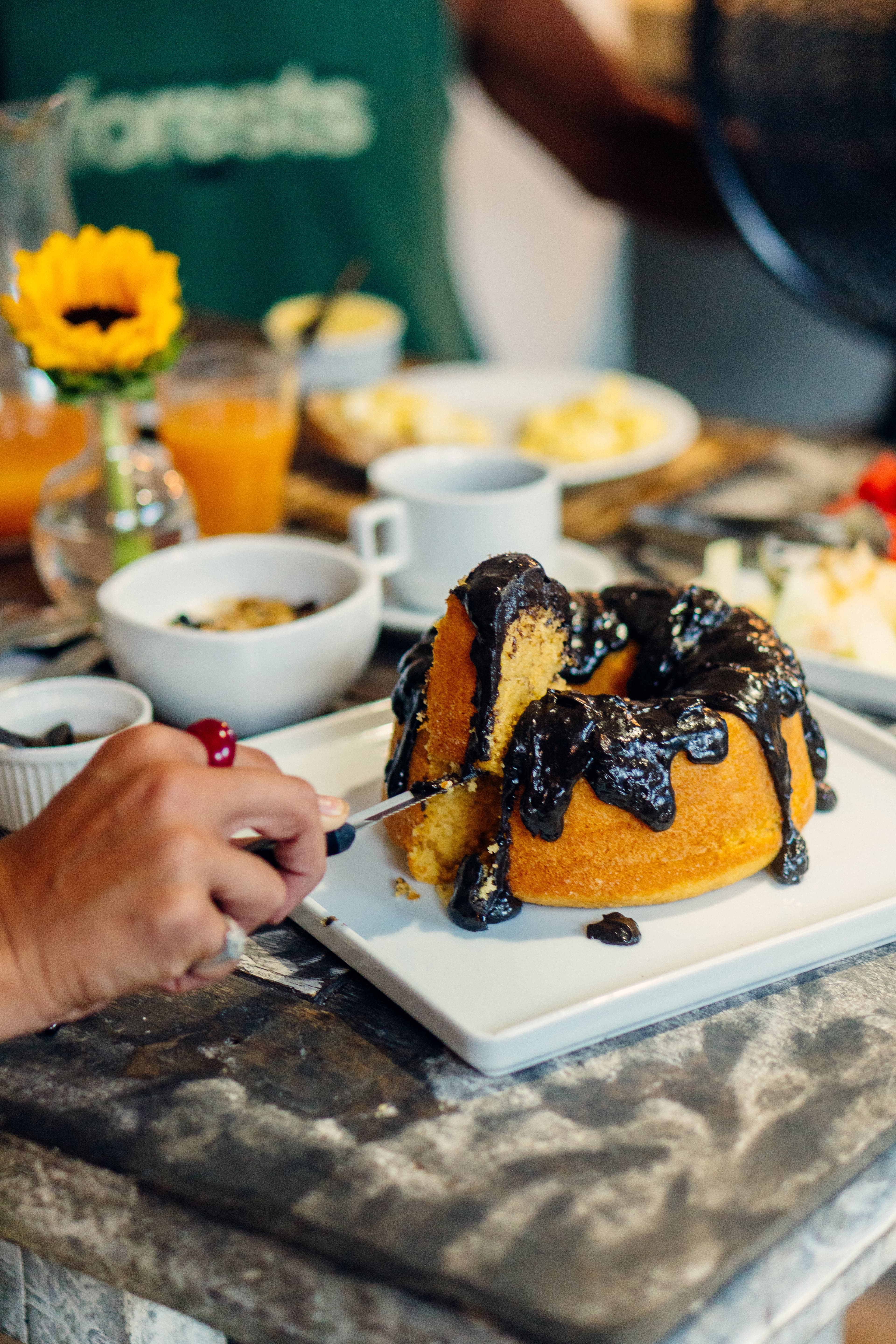 Bolo da casa com calda de chocolate no café da manhã