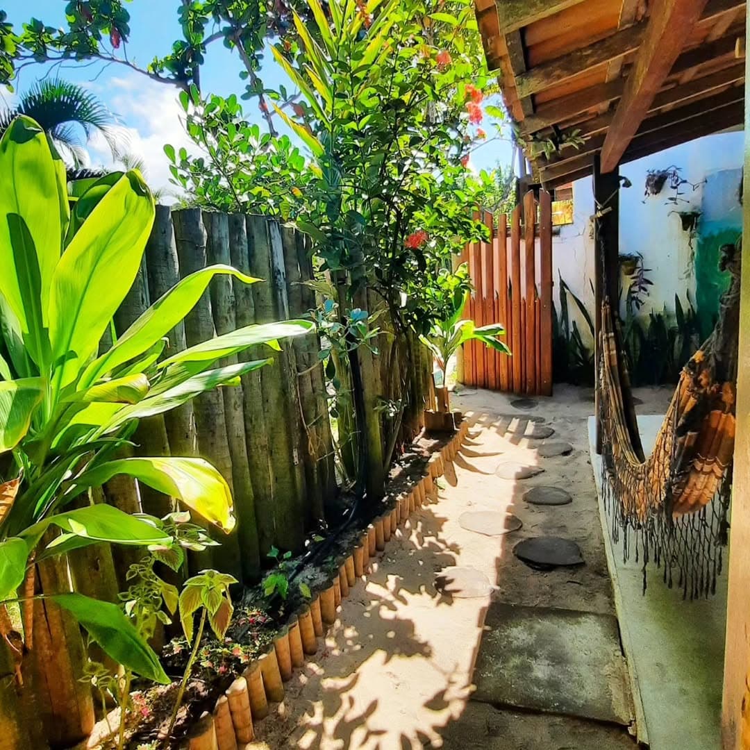 Rede e caminho de pedras no jardim em meio à natureza